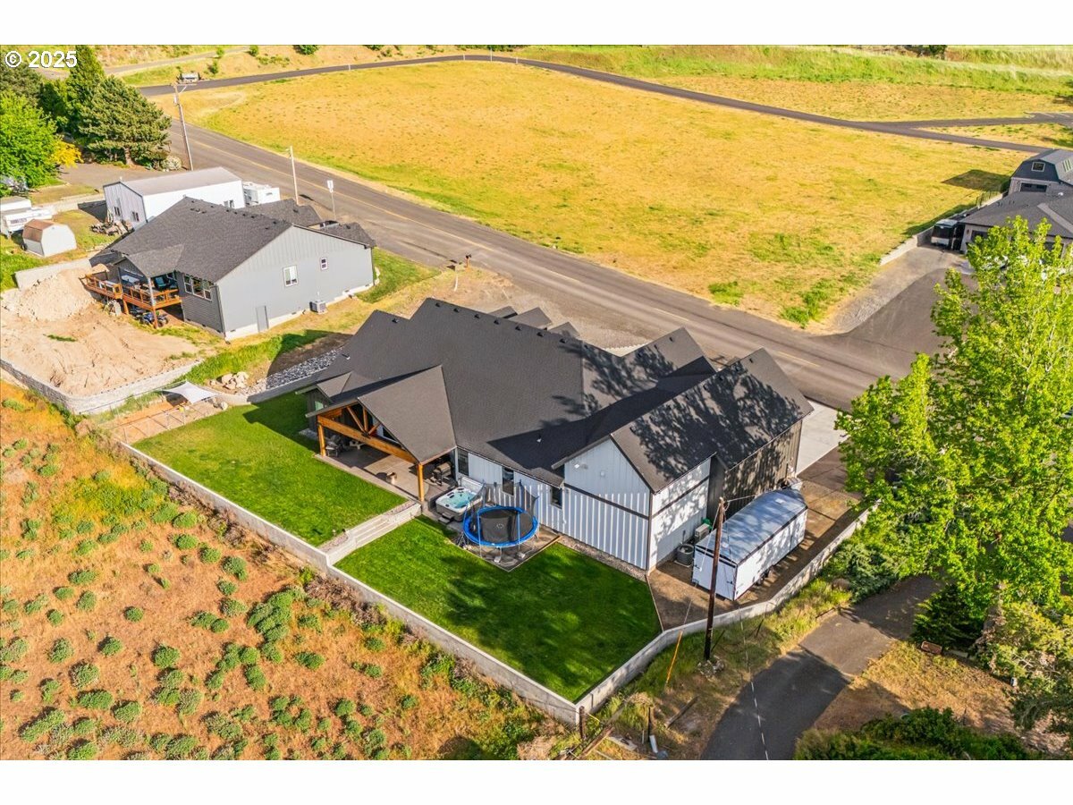 Property Photo: 2545 E 18th St OR 97058
