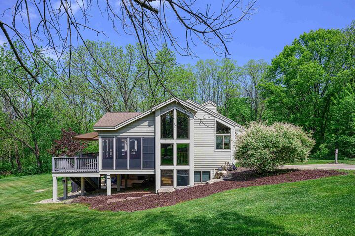 Property Photo: 3 Longwood Court IL 61036