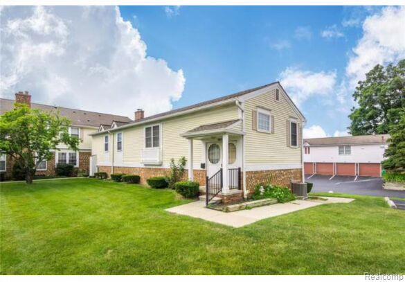 Property Photo:  21360 E Glen Haven Circle  MI 48167 