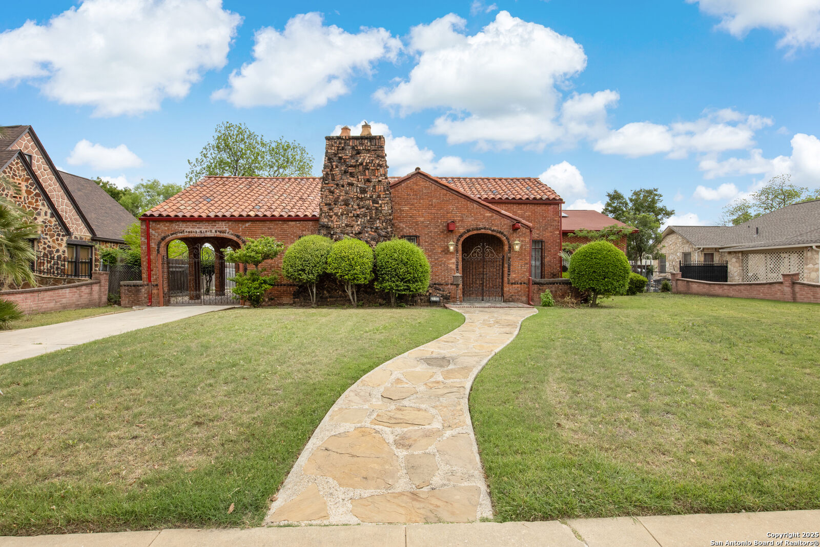 Property Photo: 2150 W Summit Avenue TX 78201