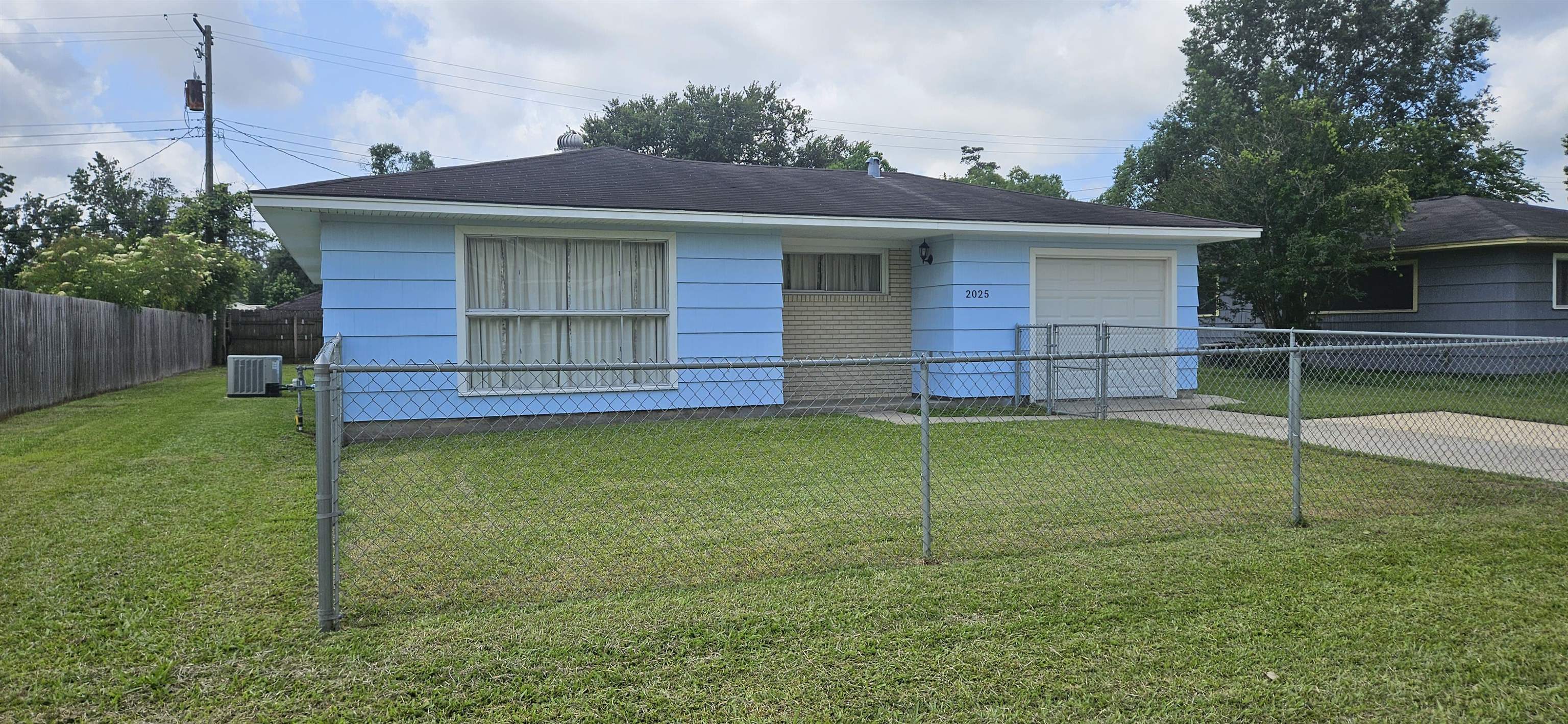Property Photo: 2025 Rio Grande Pl TX 77630
