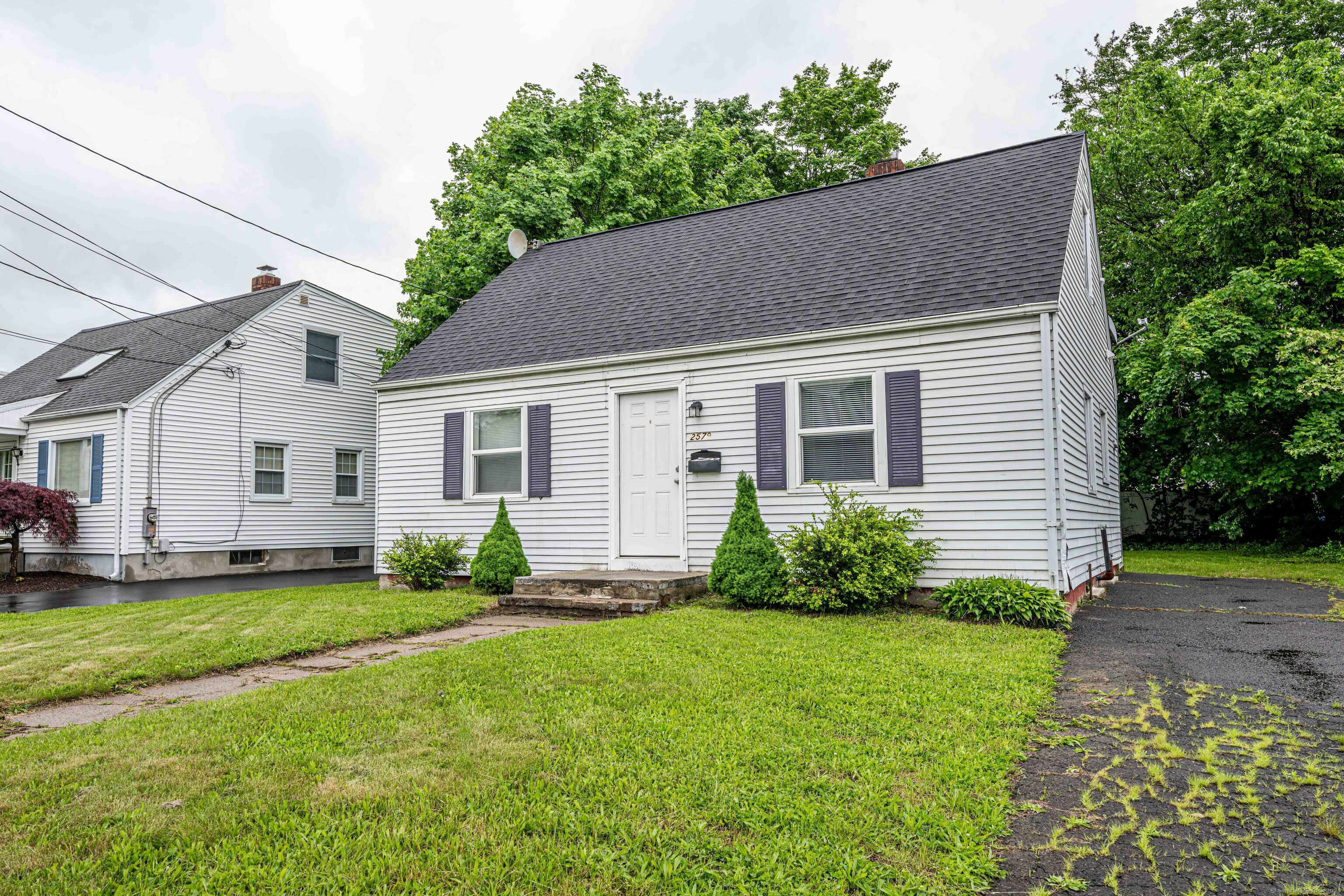 Property Photo: 2579 Whitney Avenue CT 06518