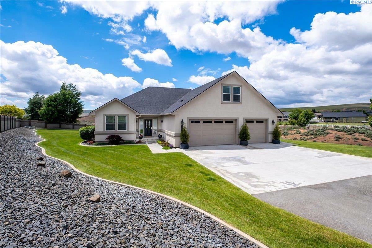 Property Photo: 87021 Summit View Dr WA 99338