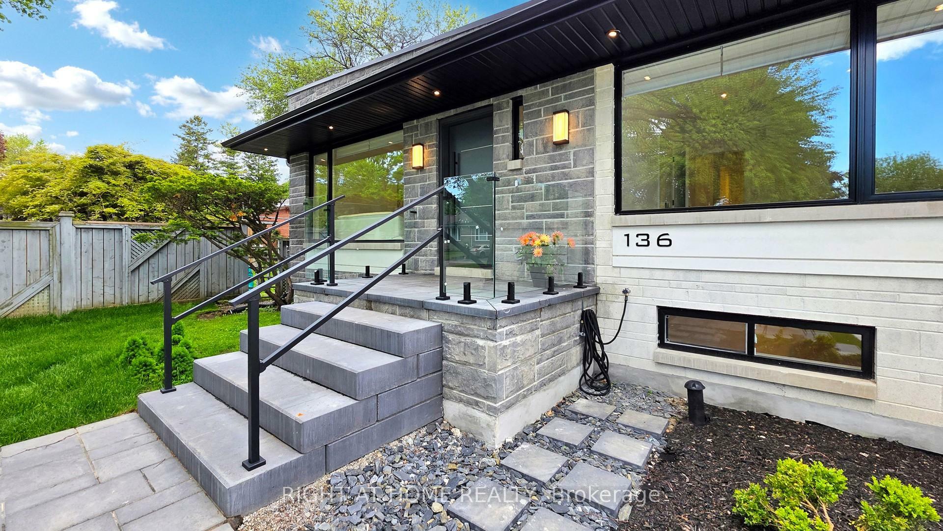 Photo de la propriété:  136 Santa Barbara Road  ON M2N 2C5 