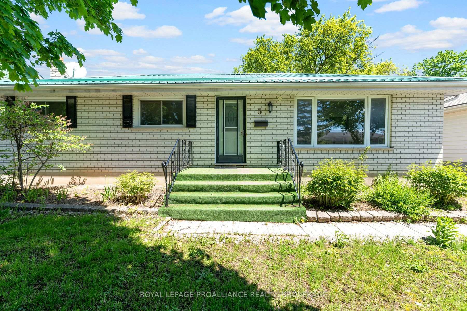 Property Photo: 5 Armour Crescent ON K8V 2V9