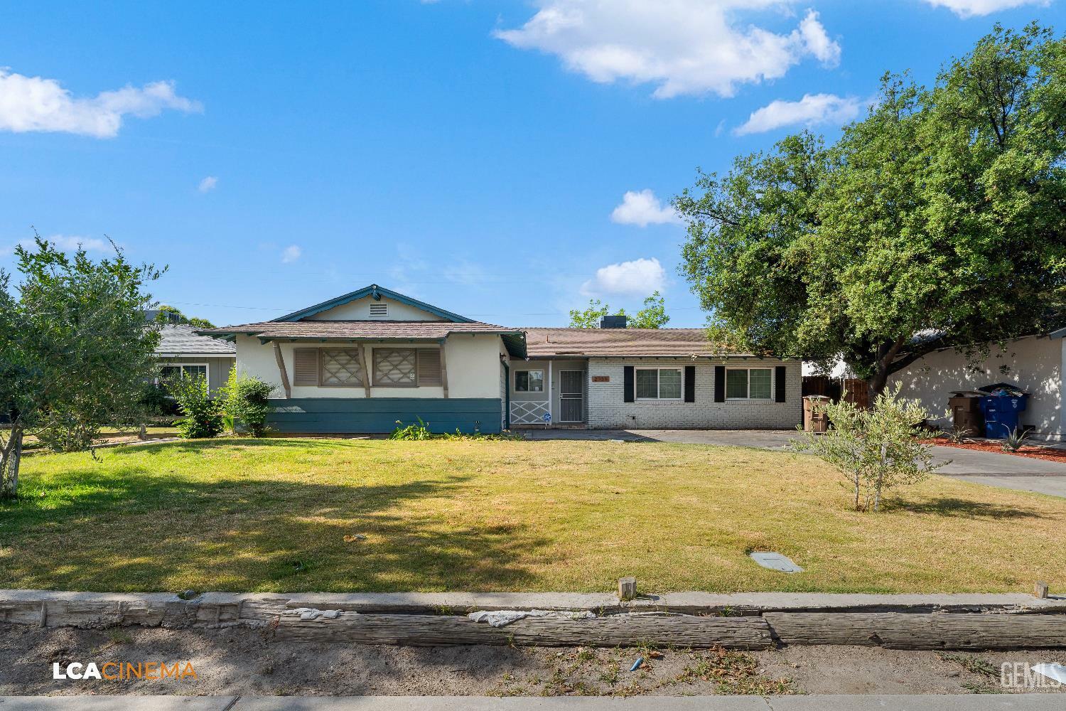 Property Photo: 2109 Custer Avenue CA 93304