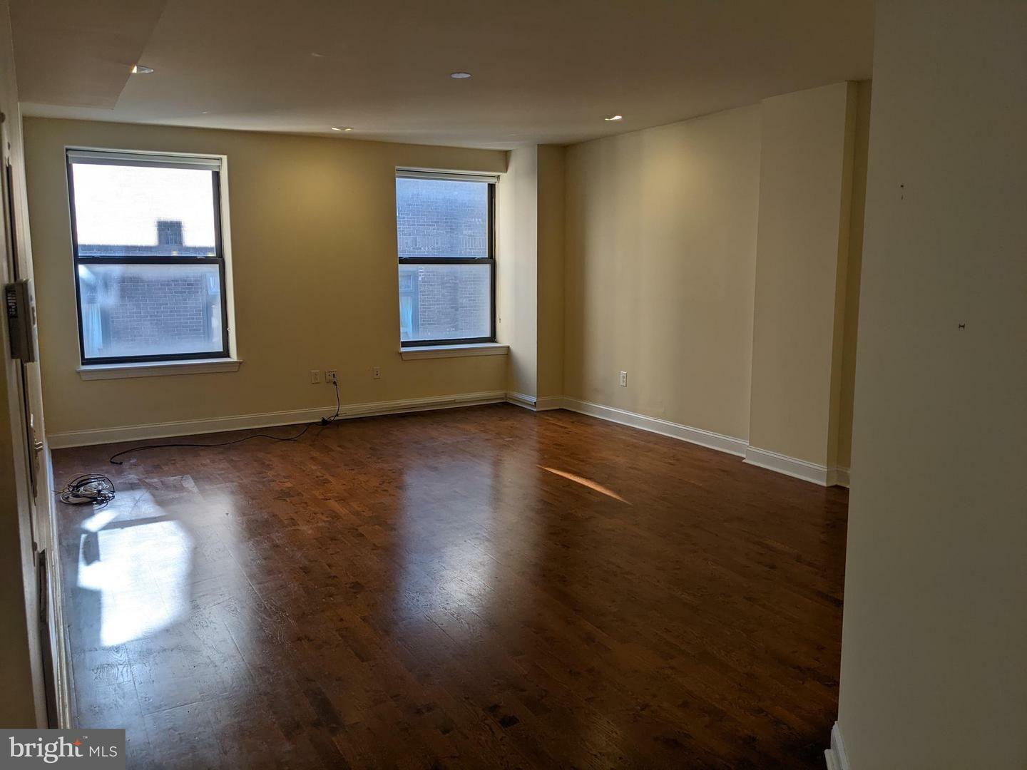 Property Photo: 707 Chestnut Street Apt 4F PA 19106