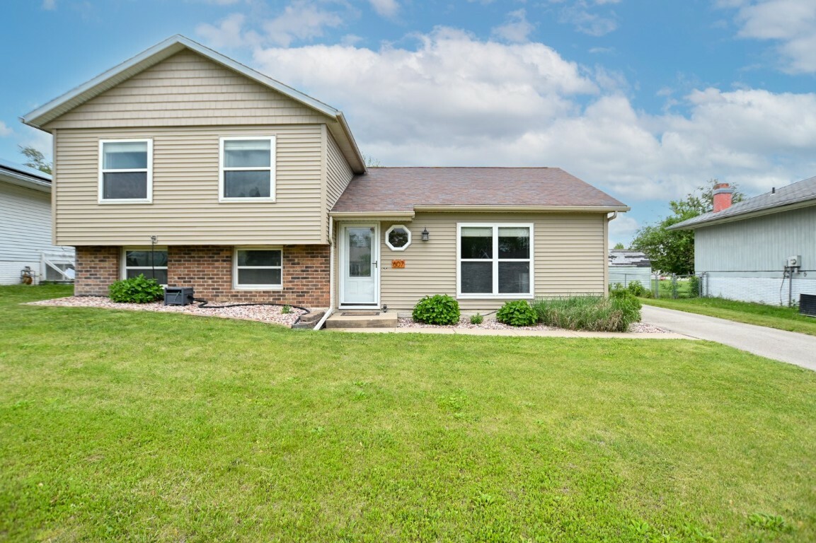 607 Bartlet Court NW  Cedar Rapids IA 52405 photo