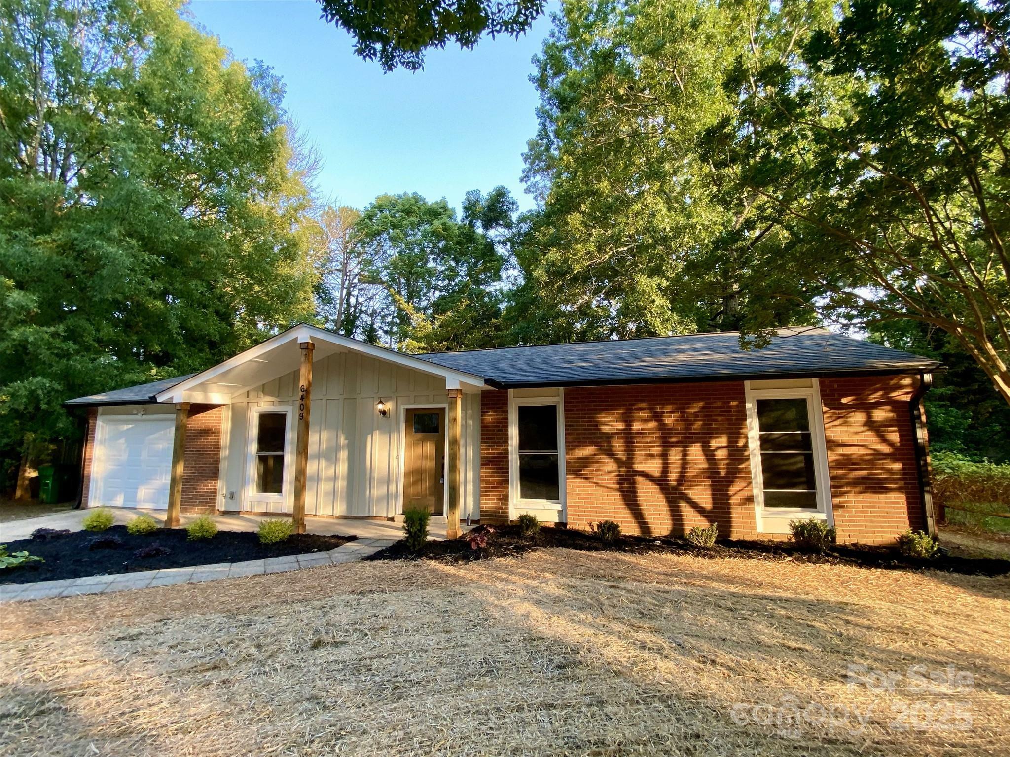 Property Photo: 6409 Pineburr Court NC 28211