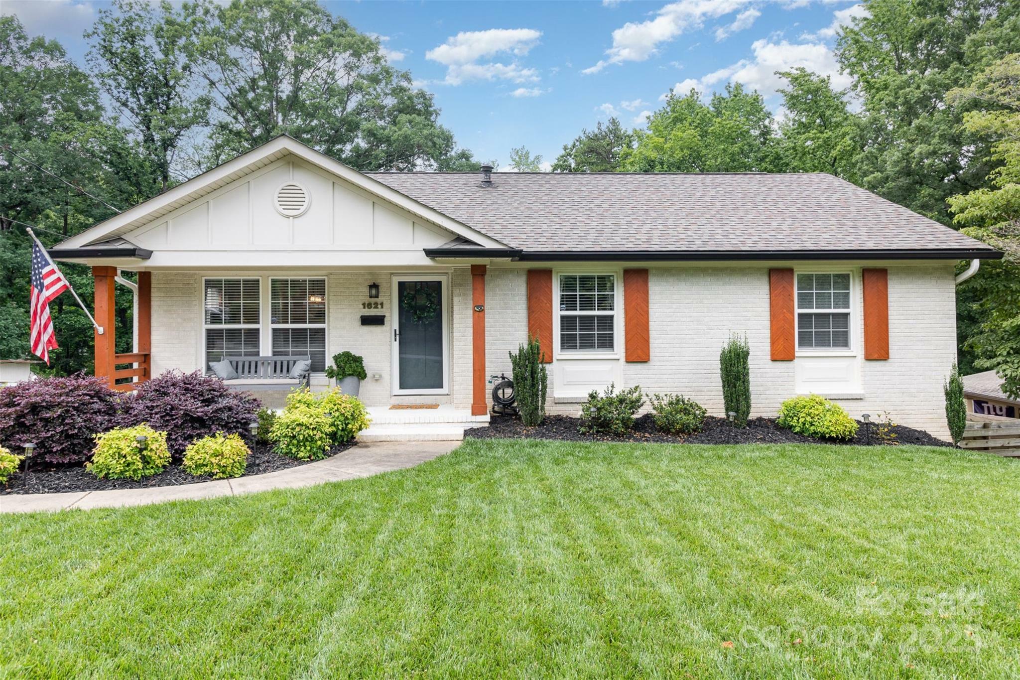 Property Photo: 1621 Brookdale Avenue NC 28210