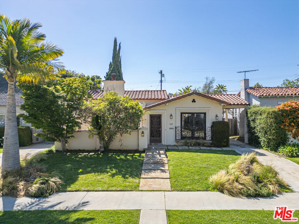 Property Photo:  1147 S Point View St  CA 90035 