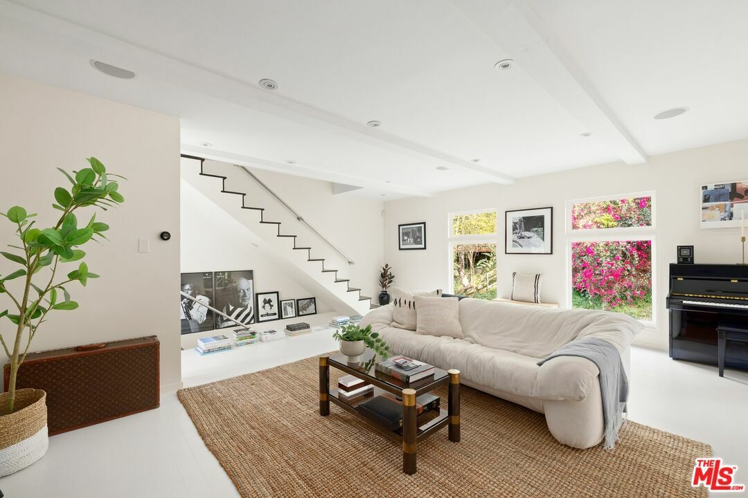 Property Photo: 8215 Kirkwood Dr CA 90046