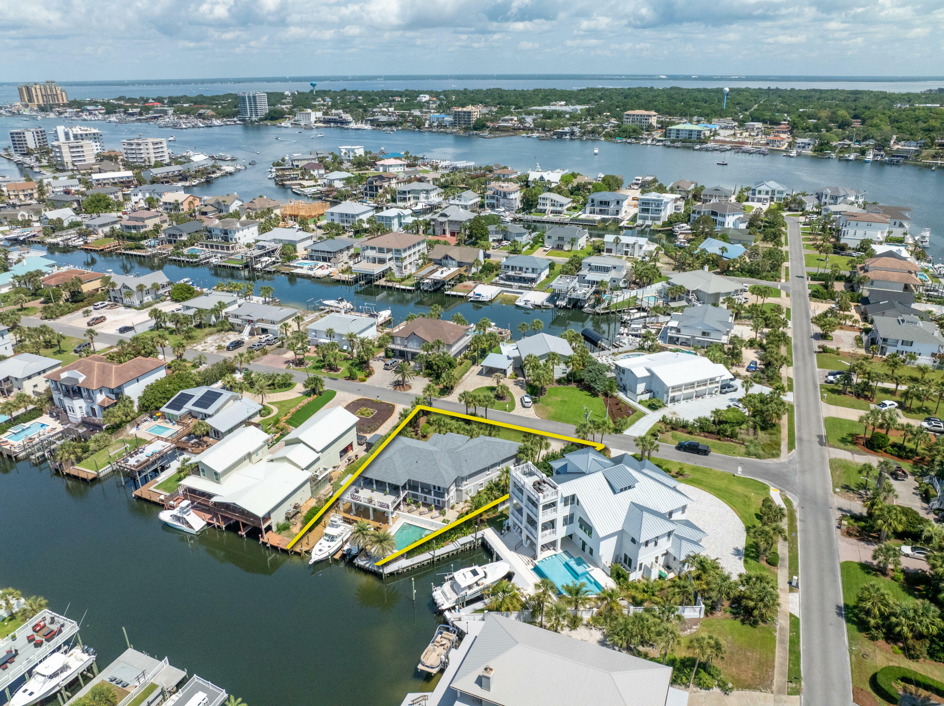 Property Photo: 528 Vera Cruz Drive FL 32541
