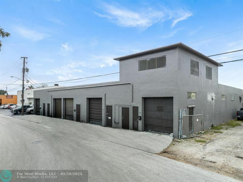 Property Photo:  1620 NE 12th Ter 1620-1630  FL 33305 