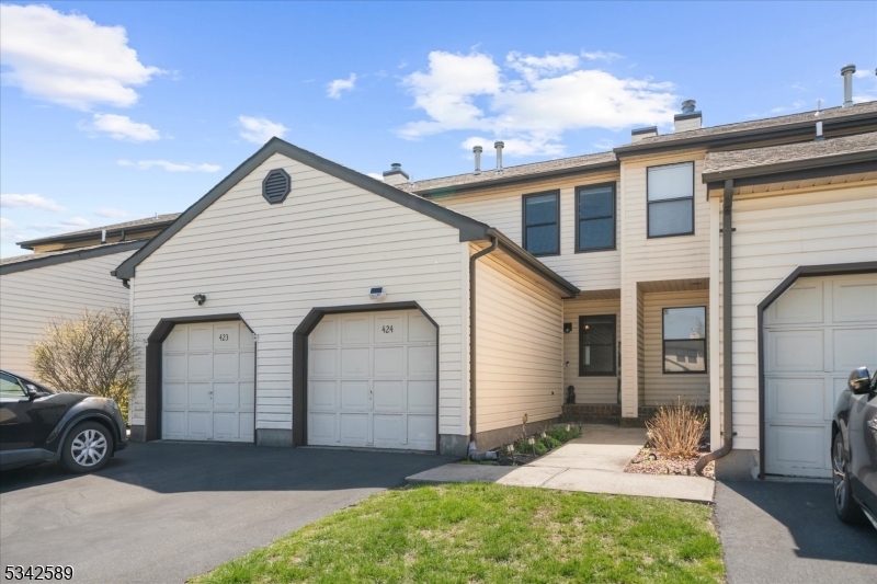 Property Photo: 424 Willow Ct NJ 08822