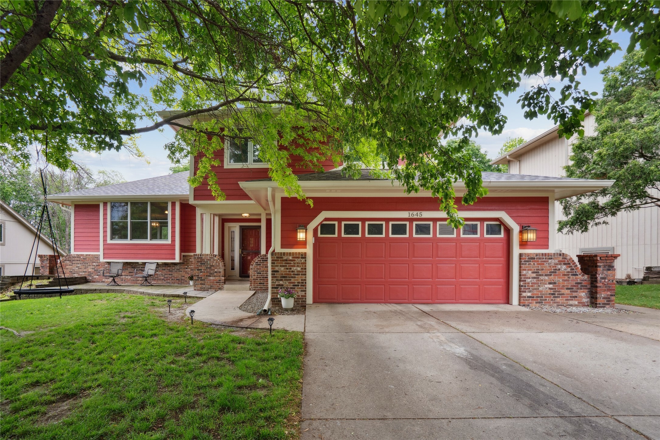 Property Photo: 1645 NW 101st Street IA 50325