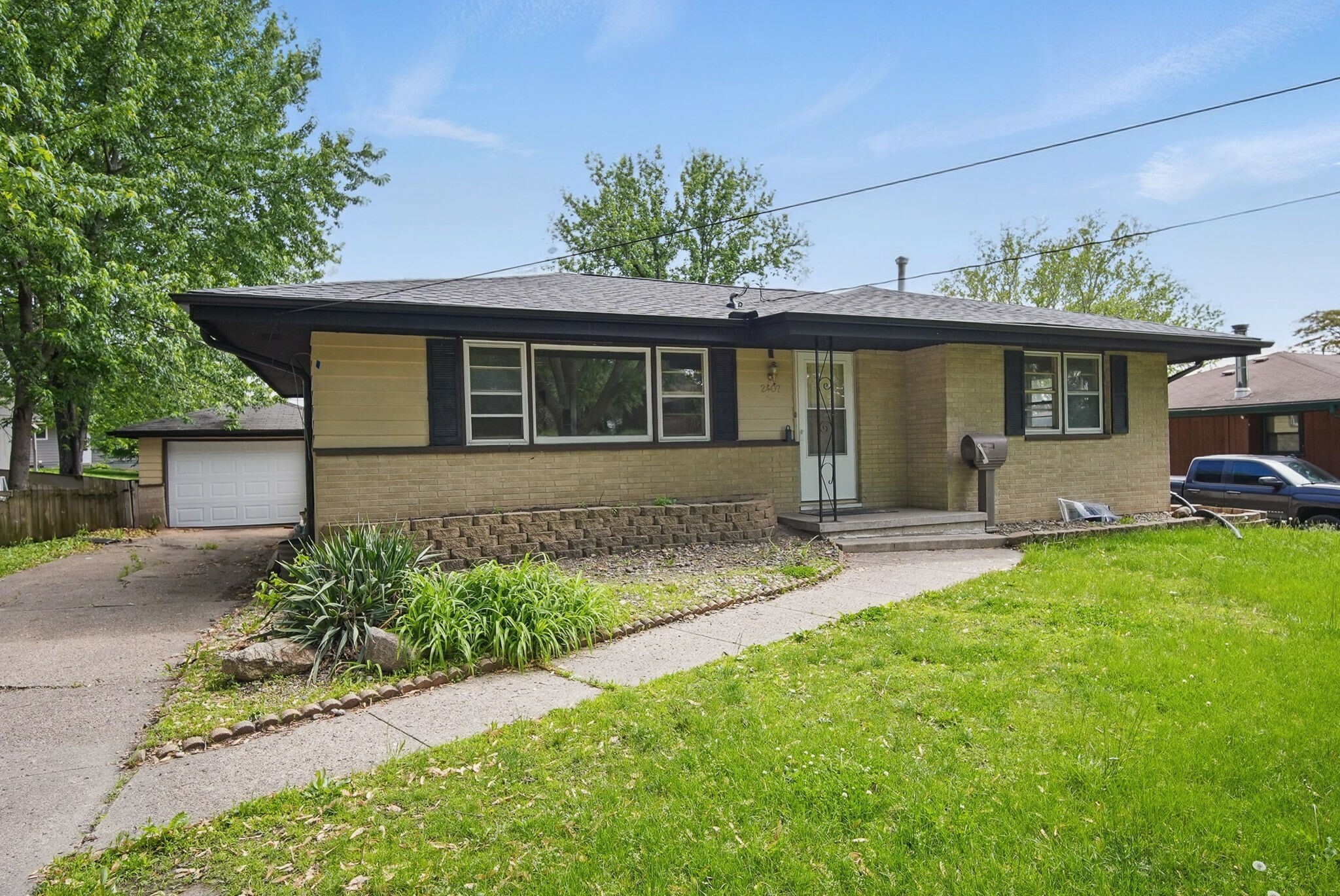Property Photo: 2407 E Tiffin Avenue IA 50317