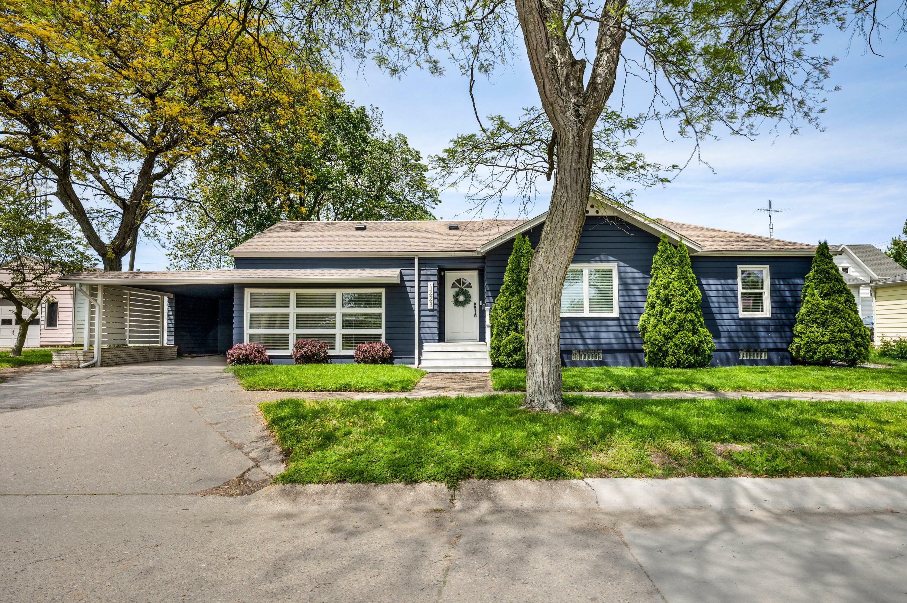 Property Photo:  1223 Mohawk Lane  MI 49085 