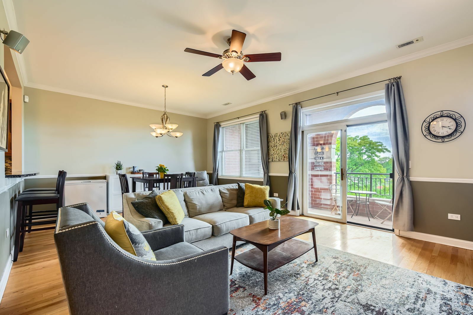 Property Photo: 4727 N Clark Street 3S IL 60640