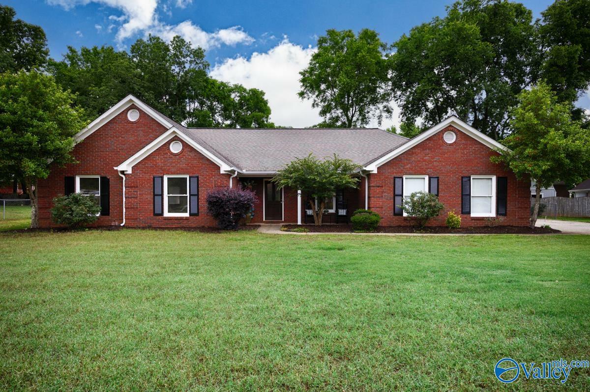 Property Photo:  105 Chinook Trail  AL 35758 
