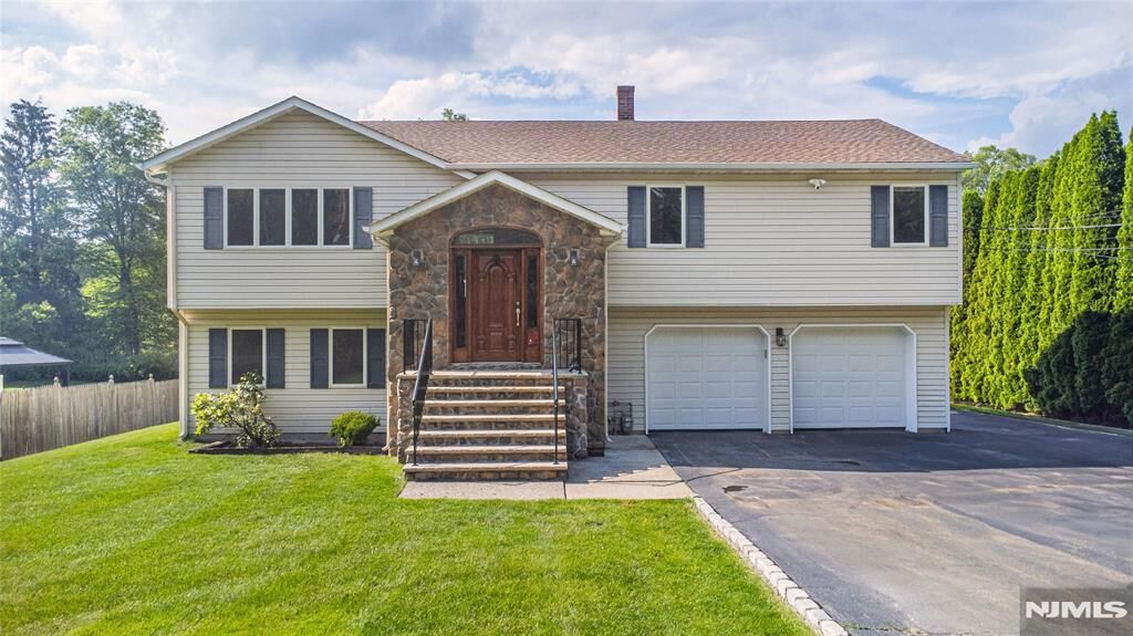 Property Photo:  36 Bellows Lane  NJ 07082 