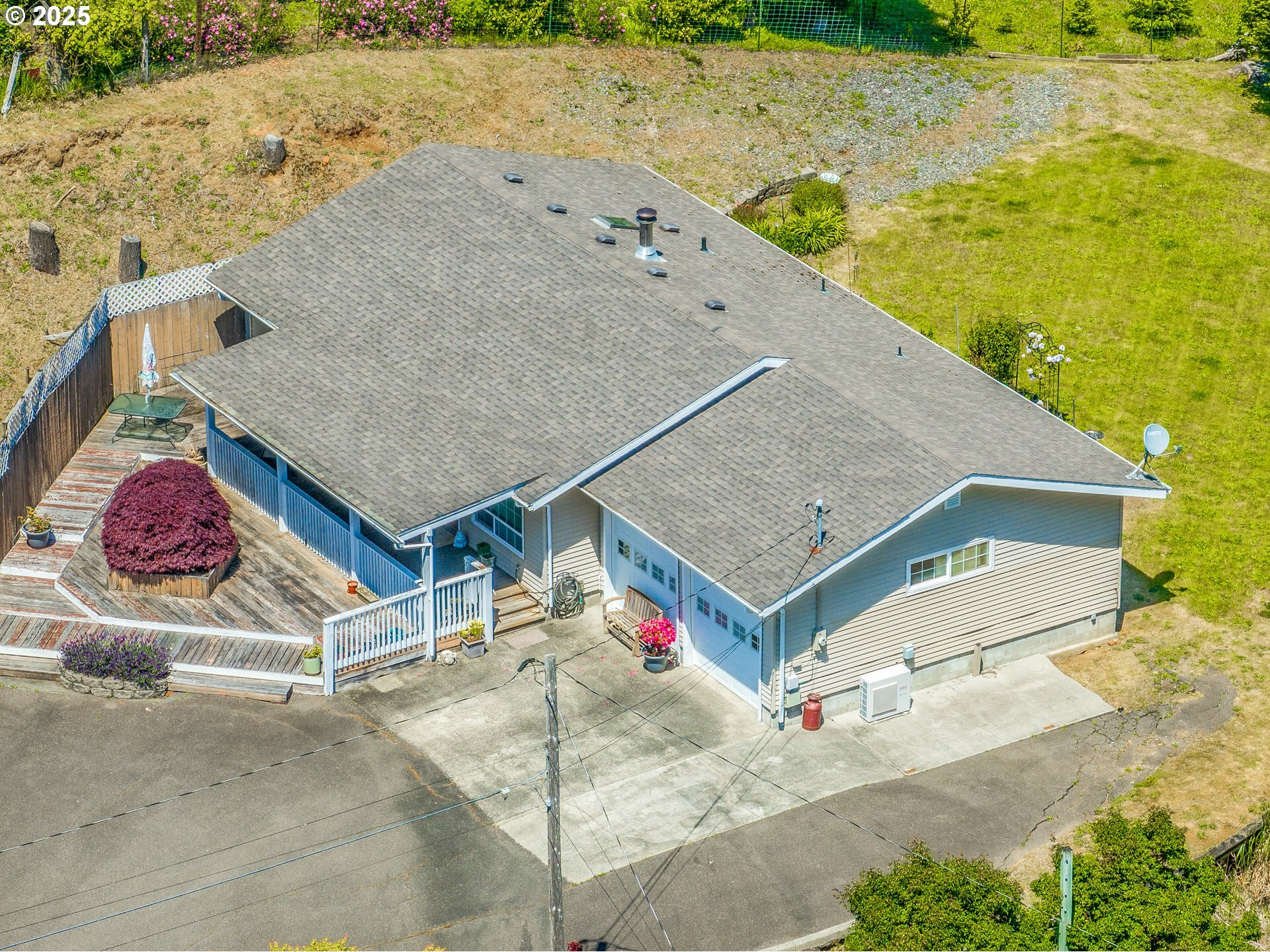 Property Photo: 946 E 9th Pl OR 97423