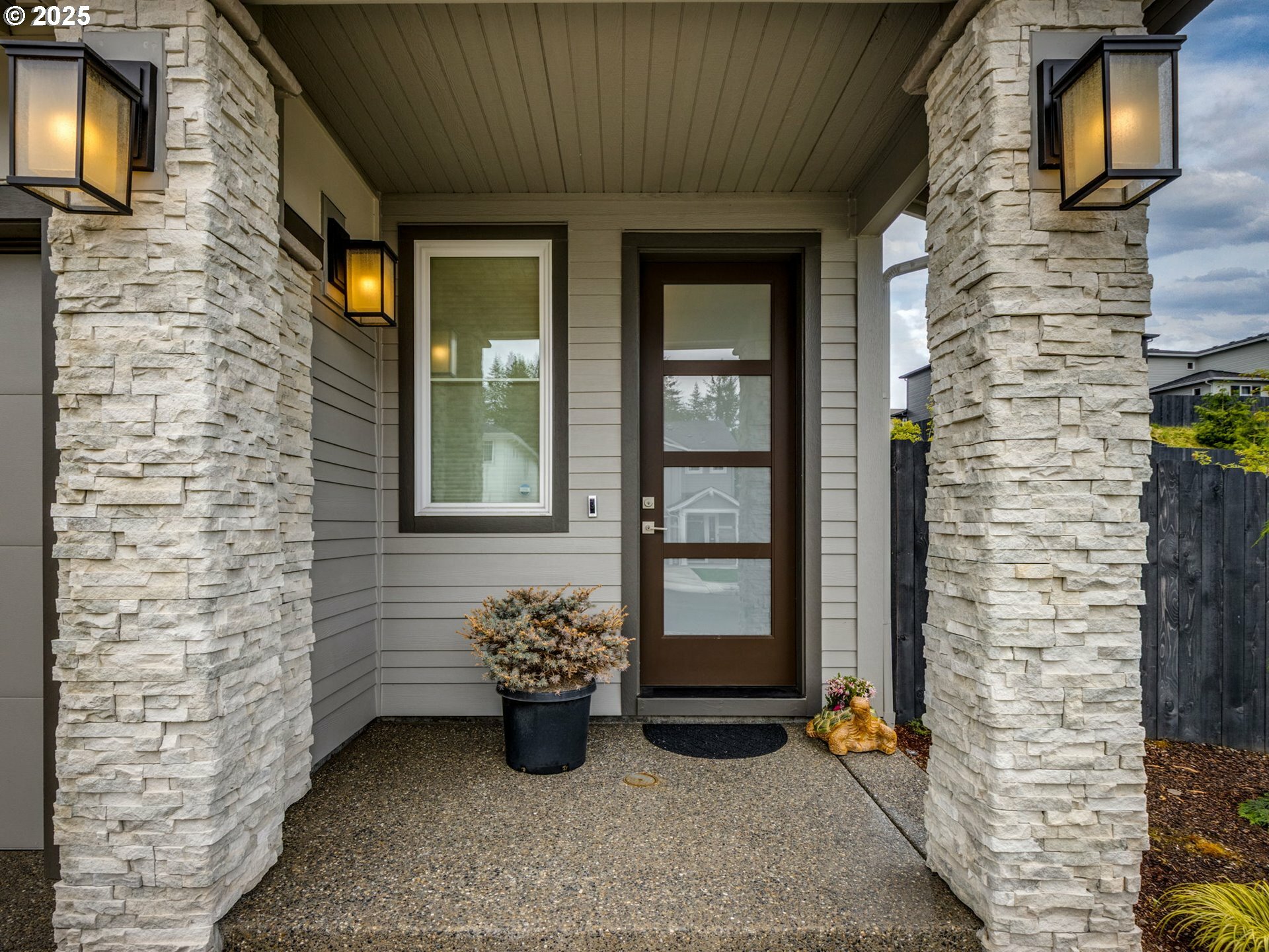 Property Photo: 292 W Maple St WA 98671