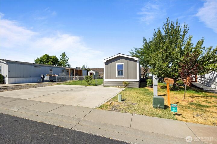 Property Photo:  677  Lonetree Lane  WA 99352 