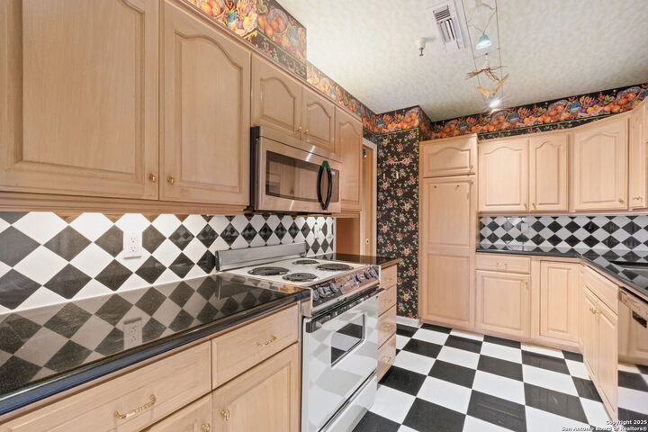 Property Photo:  1 Towers Park Ln 1512  TX 78209 