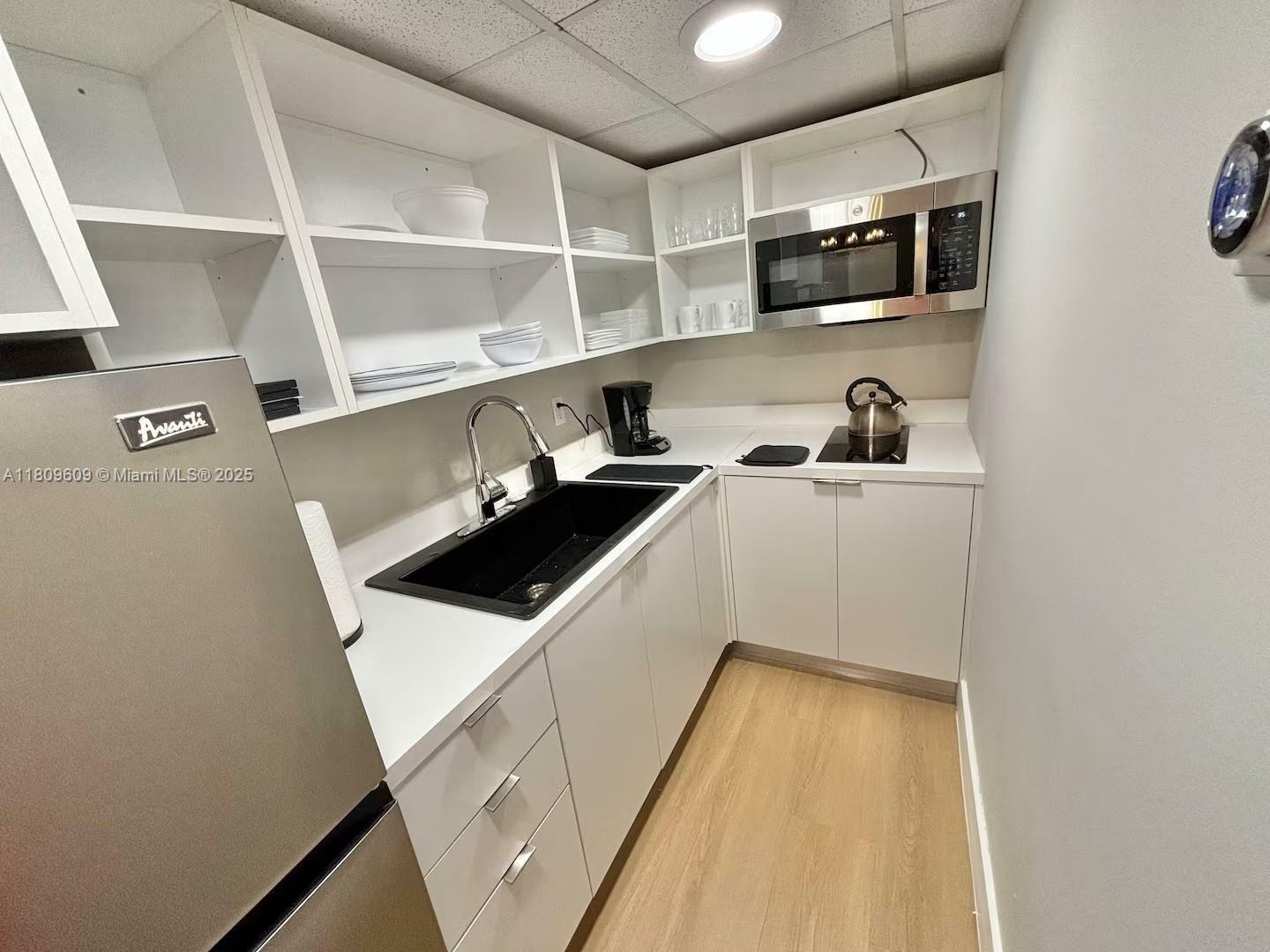 Property Photo:  750 Collins Ave 206  FL 33139 