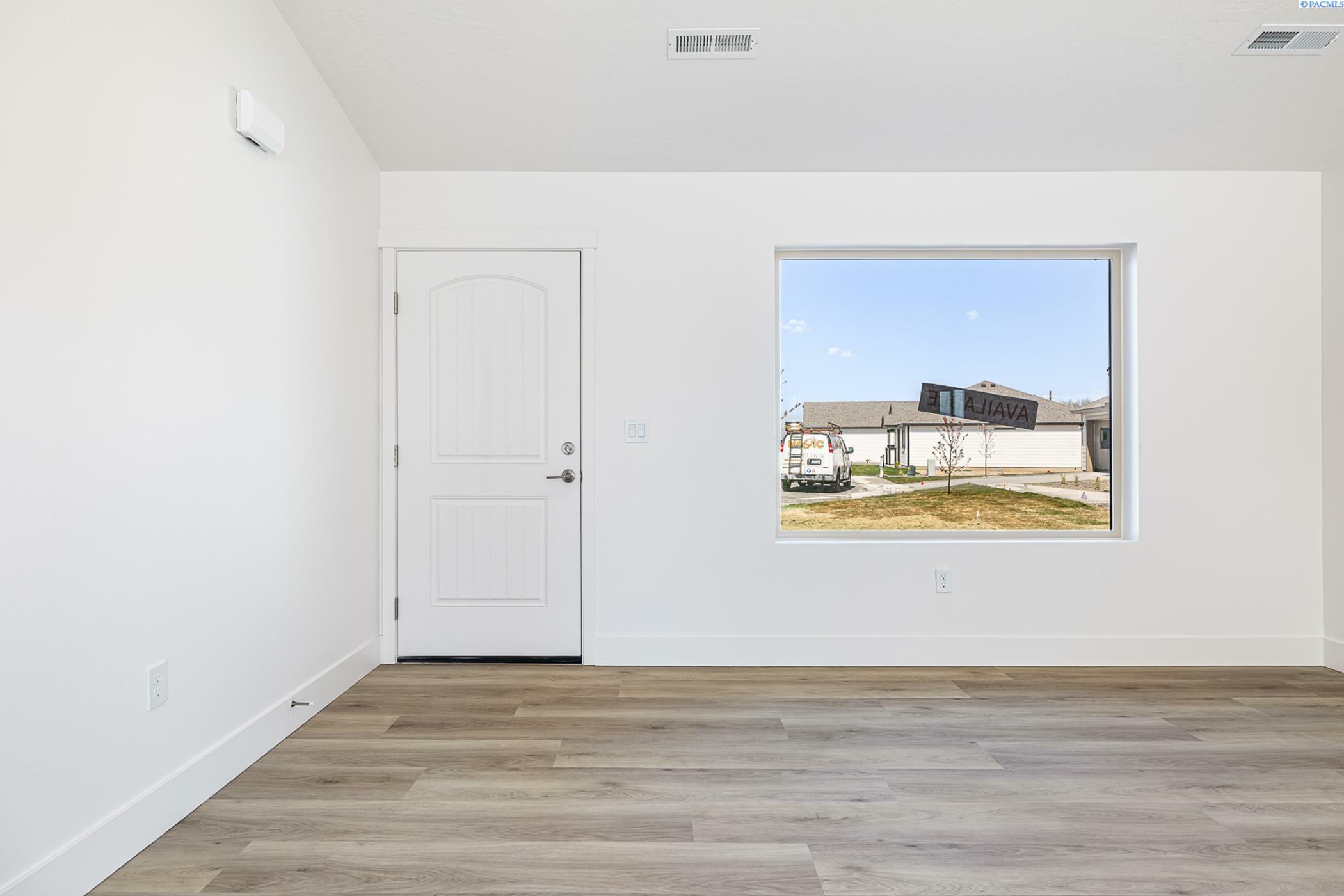 Property Photo:  1613 Diamond Ave  WA 98930 