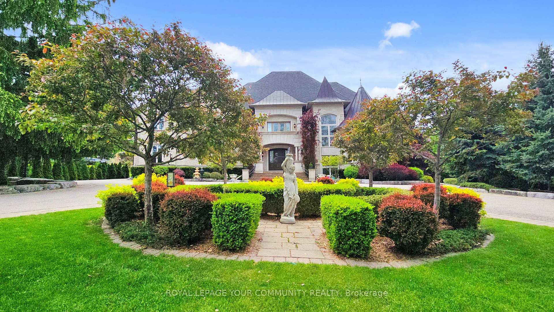 Property Photo: 33 Denham Drive ON L4C 6H6