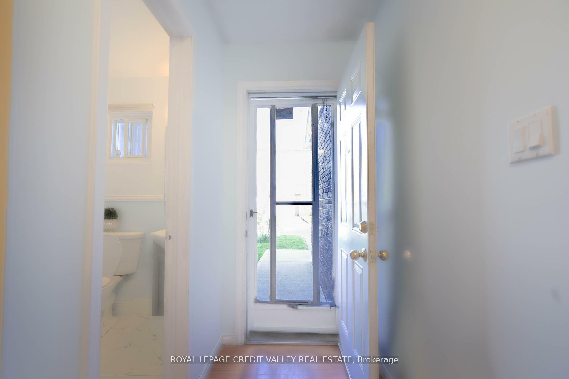 Property Photo: 8 Sandringham Court ON L6T 3Z3