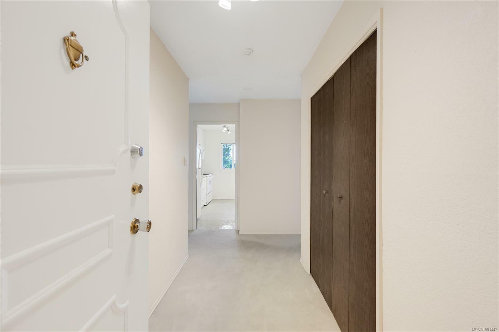 Property Photo: 1115 Rockland Ave 402 BC V8V 3H8