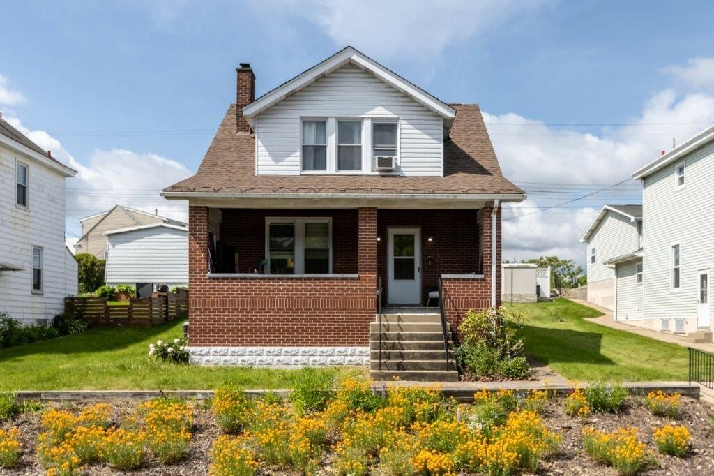 Property Photo: 2373 E Beckert Ave PA 15212