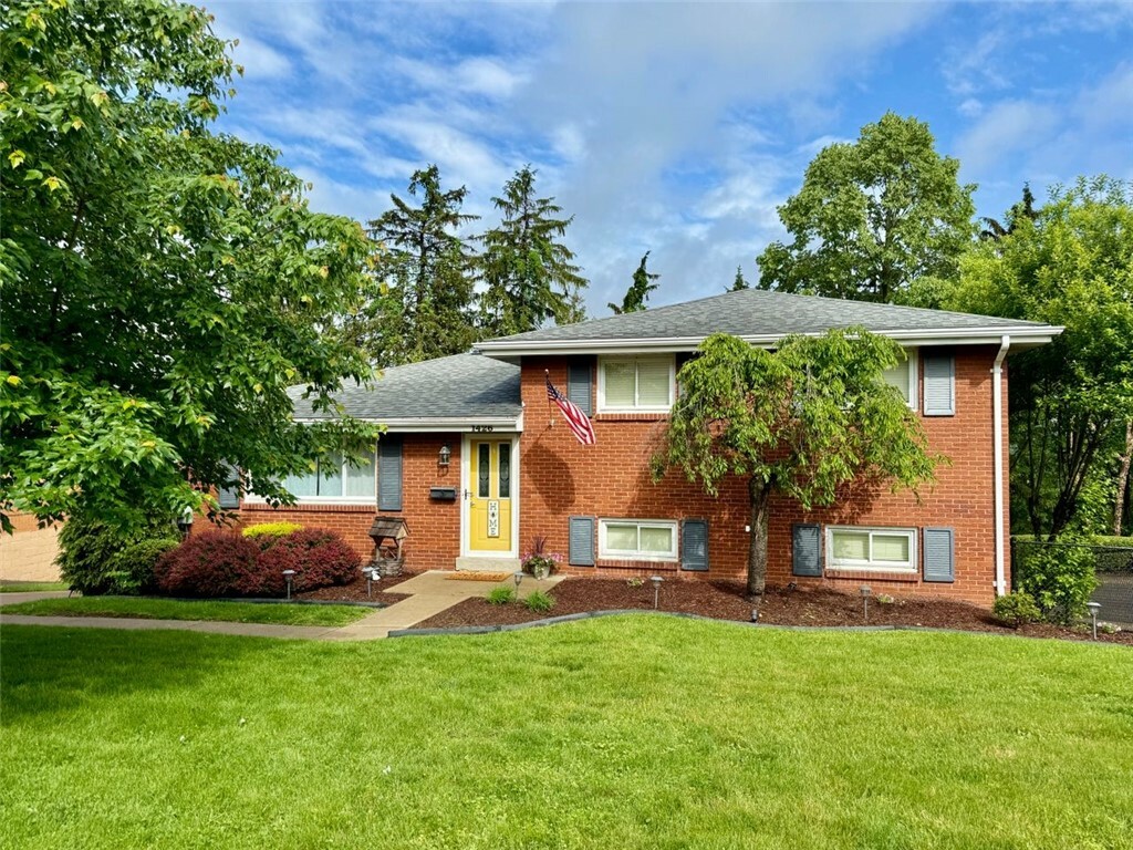 Property Photo: 1426 Raven Dr PA 15243