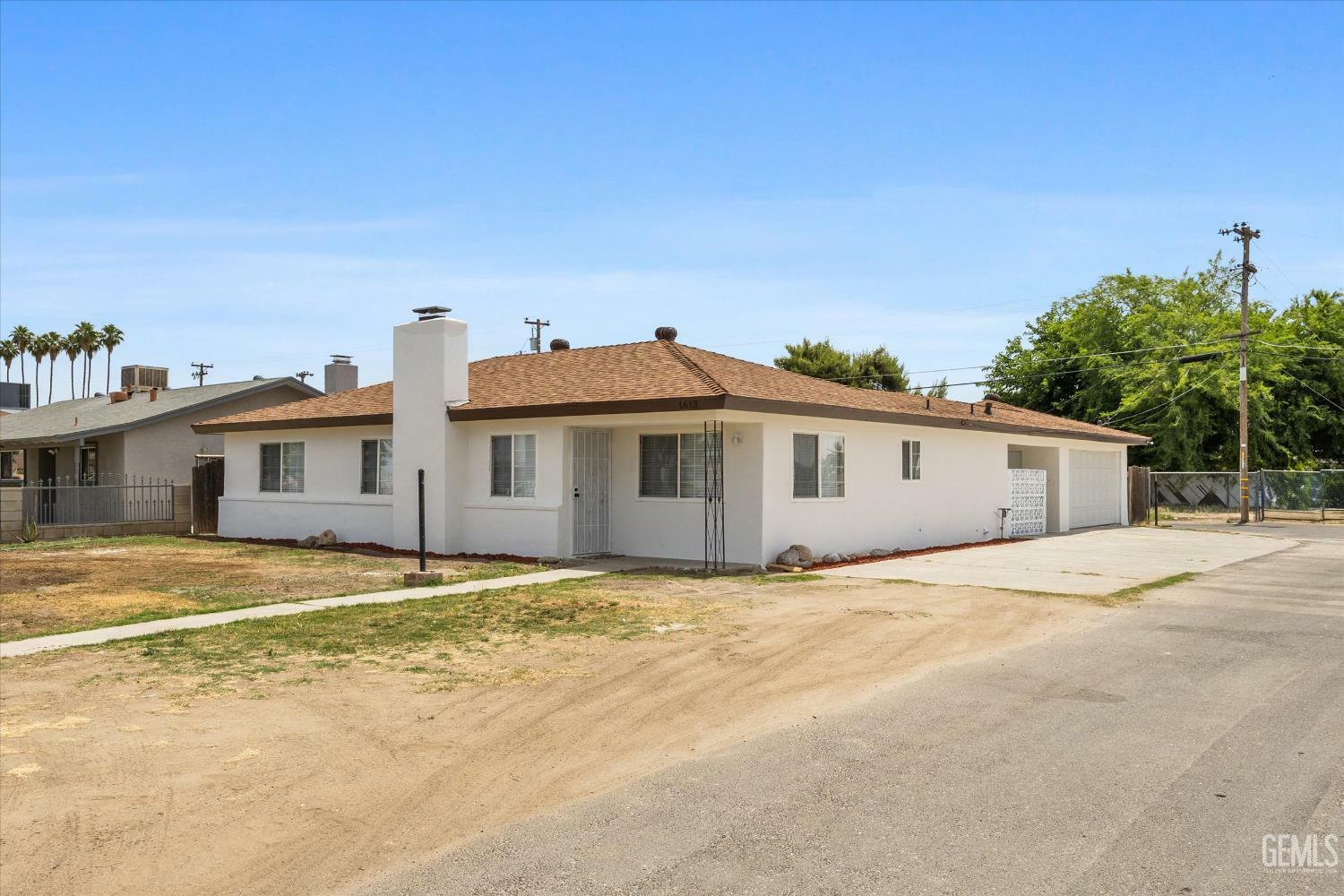 Property Photo: 1613 Fairview Road CA 93307