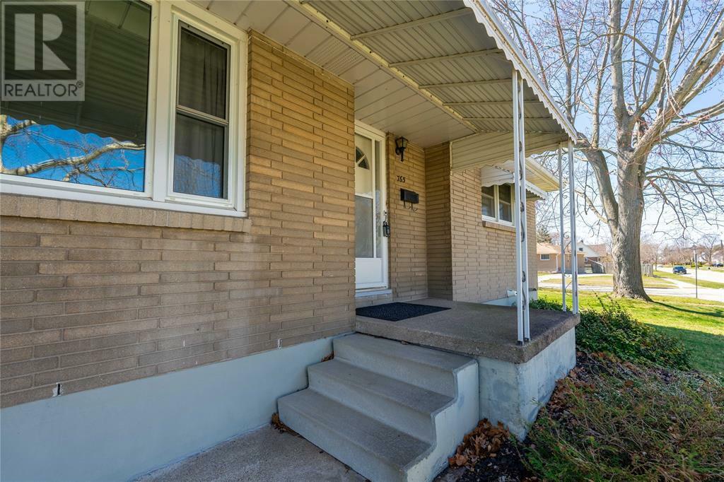 Photo de la propriété:  765 Pineview Avenue  ON N7V 2E1 
