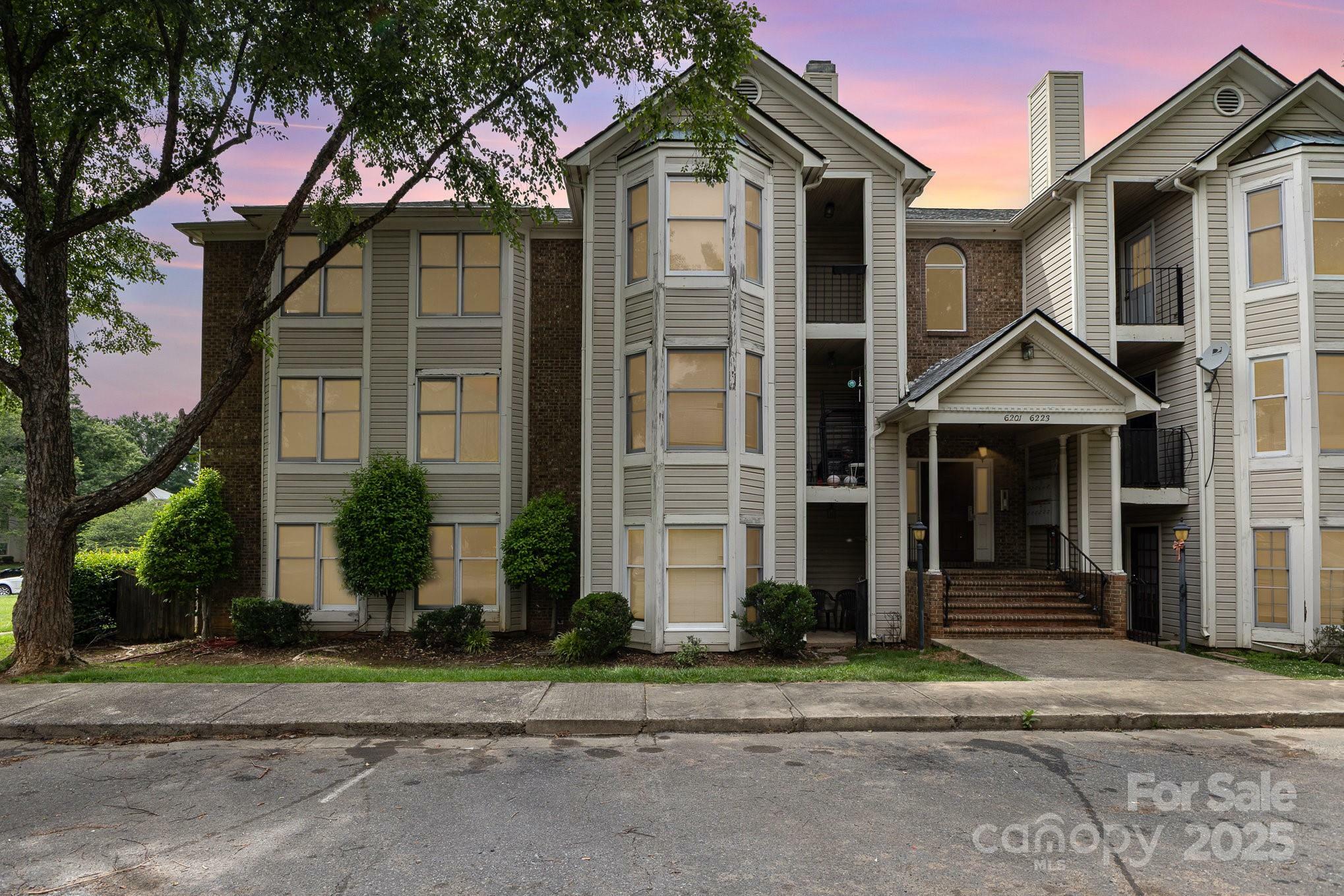 Property Photo: 6203 Rosecroft Drive NC 28215
