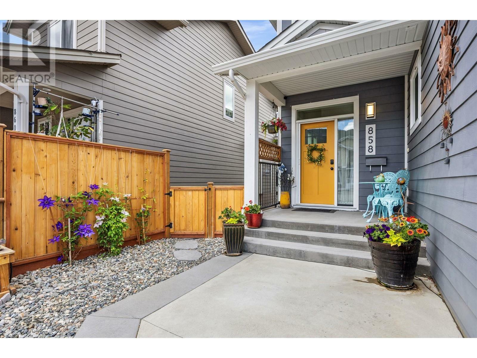Property Photo: 858 Palmer Place BC V2B 0H1