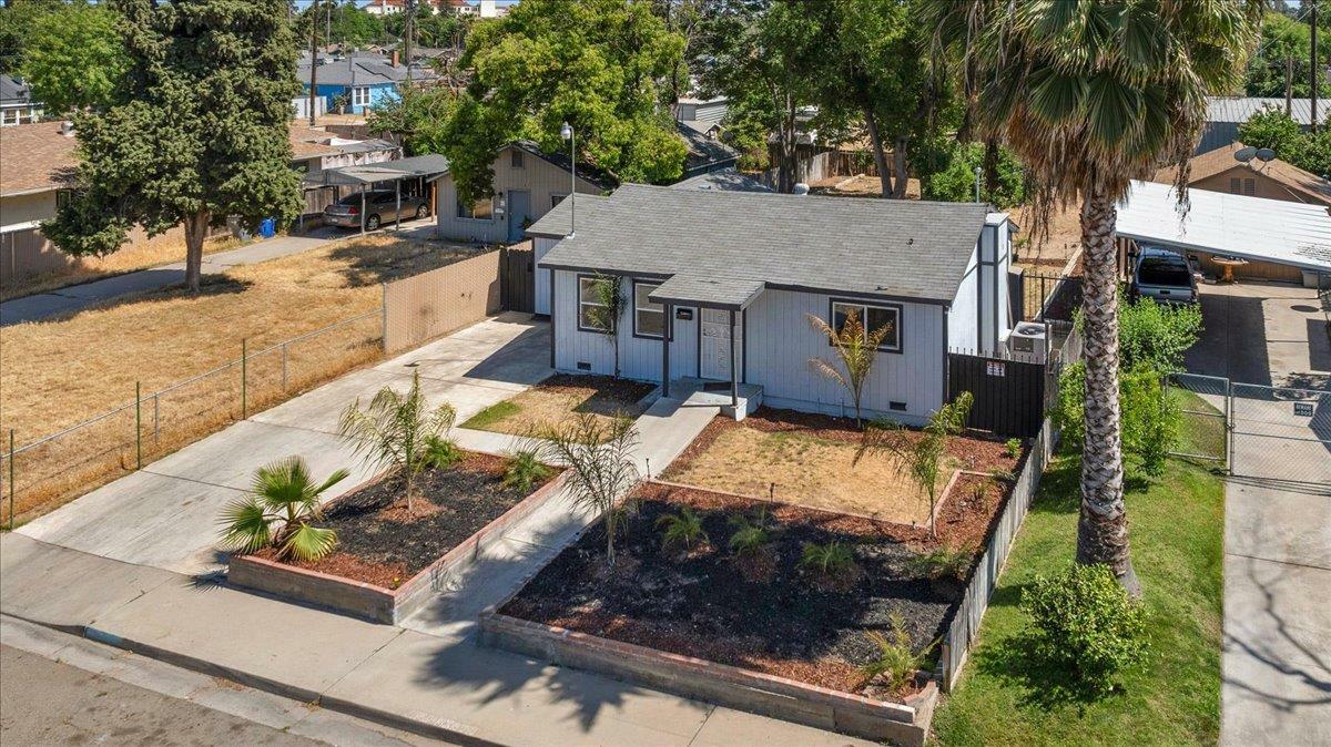 Property Photo: 925 W Peralta Way CA 93705