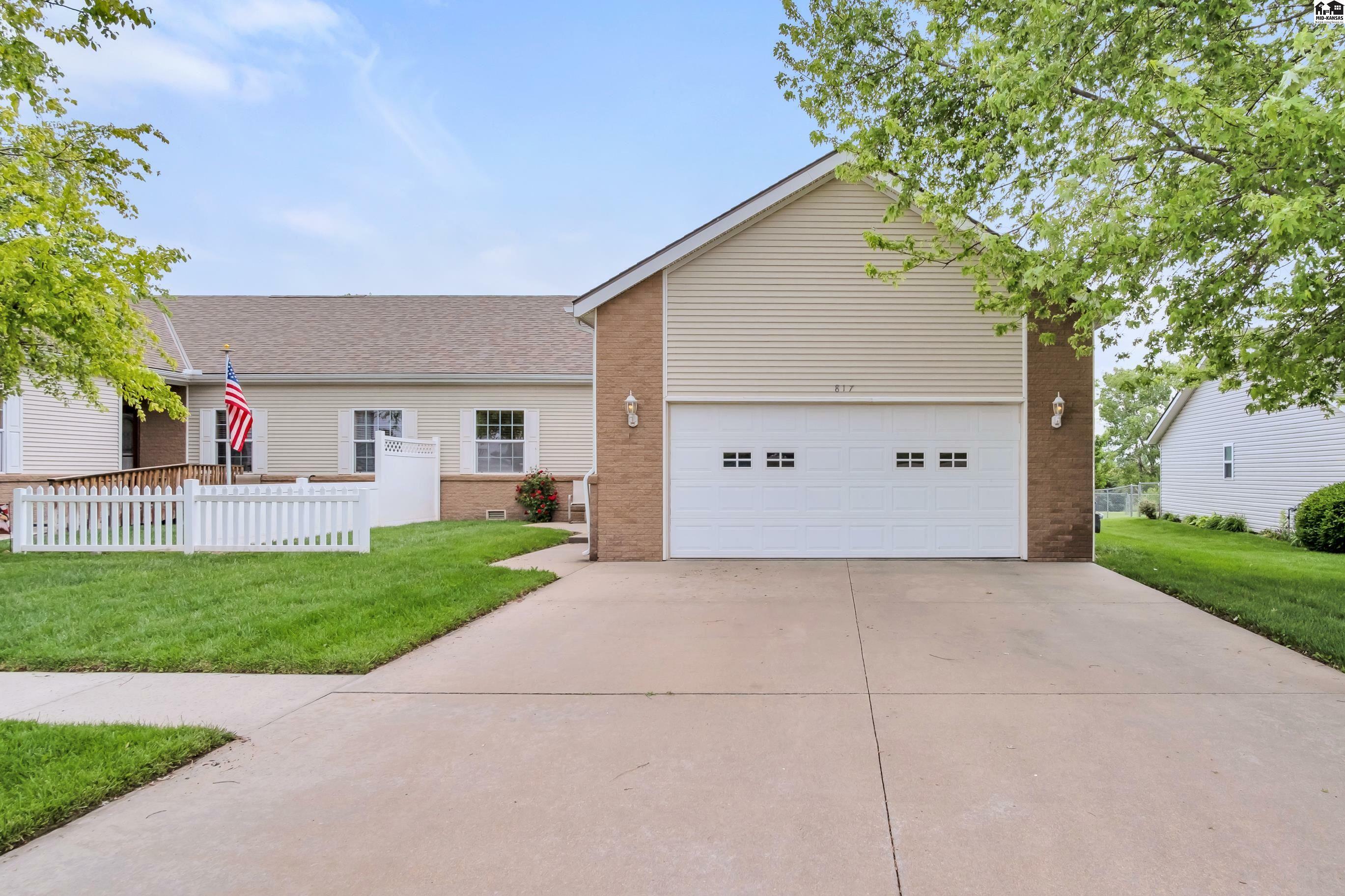 Property Photo: 817 Clubhouse Dr KS 67460
