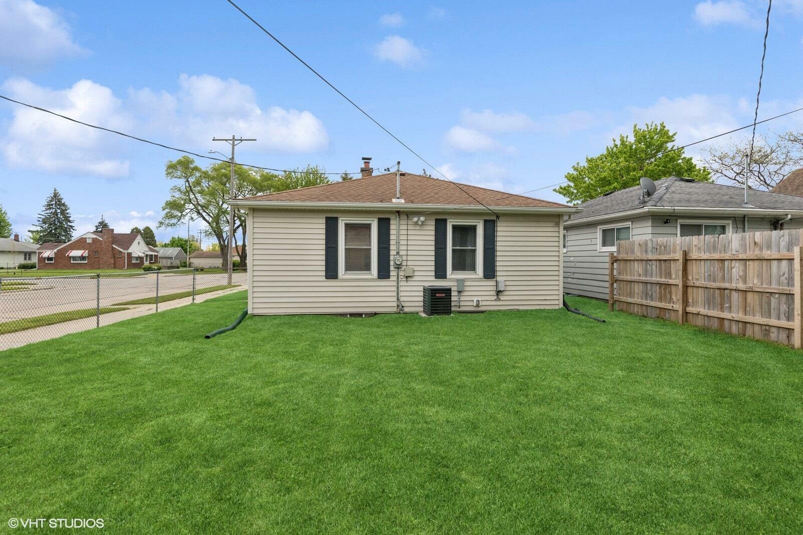 Property Photo: 2300 West Lawn Ave WI 53405