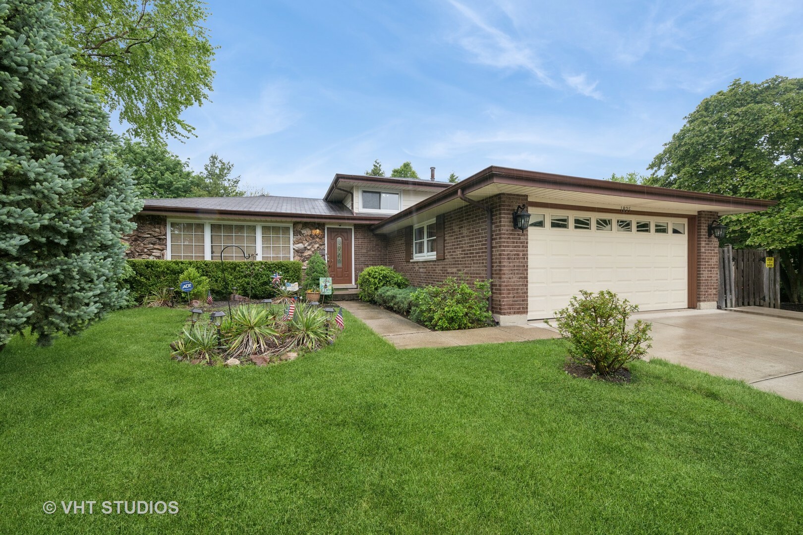 Property Photo: 1825 W Spring Ridge Drive IL 60004
