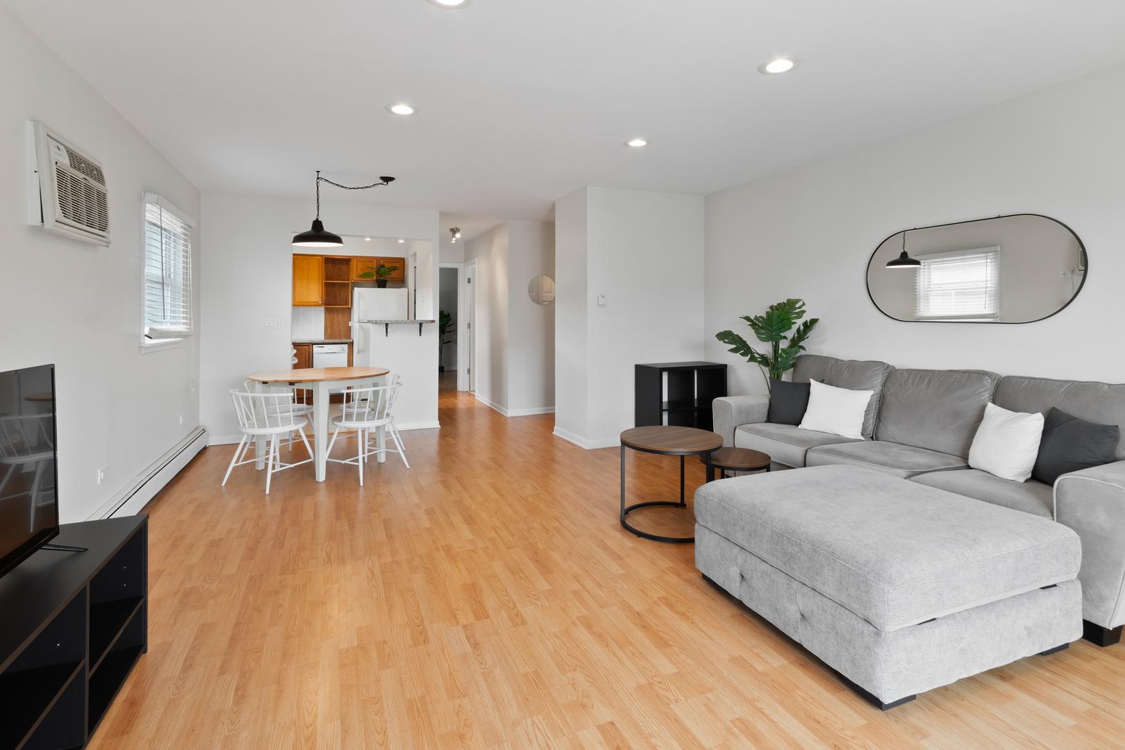 Property Photo: 905 Graceland Avenue 12 IL 60016