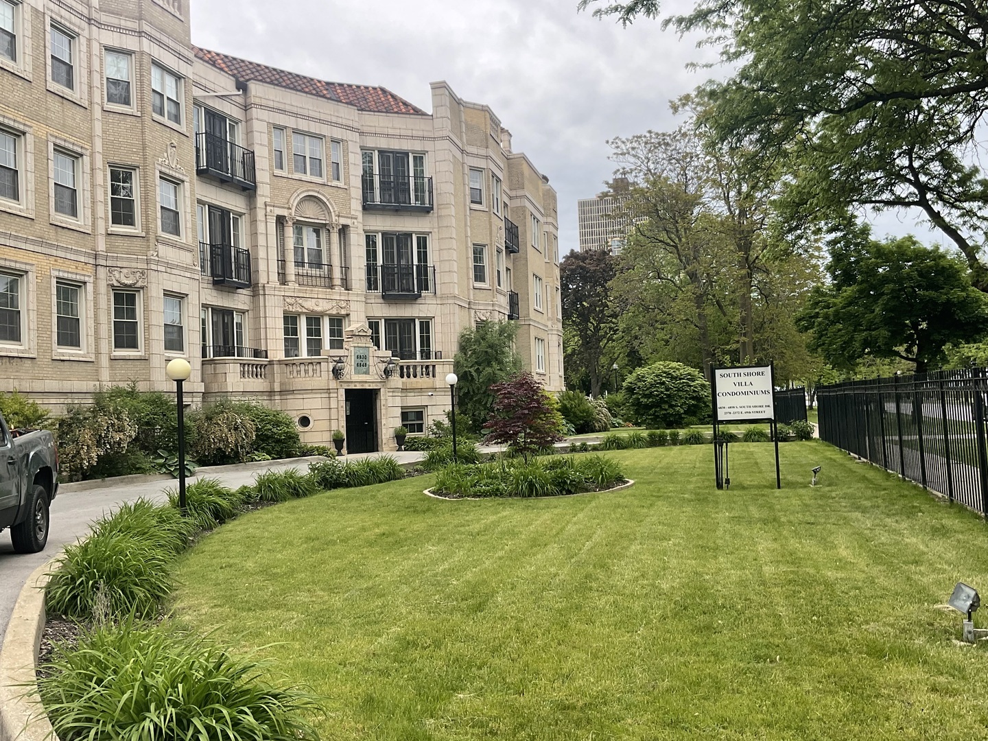 Property Photo: 6832 S South Shore Drive 1 IL 60649
