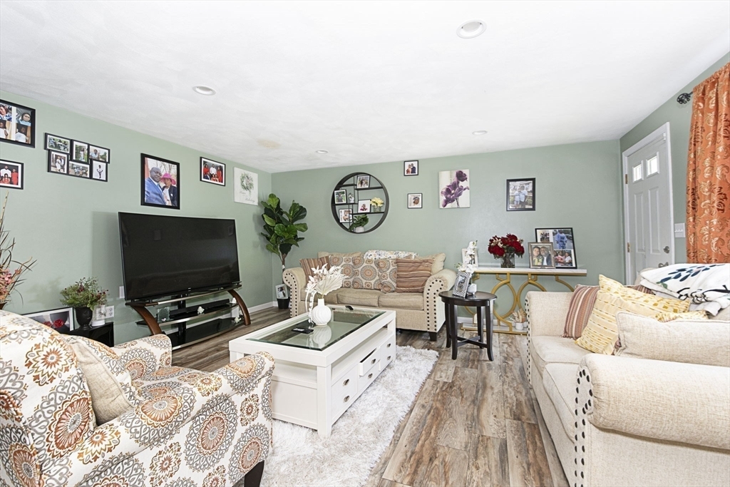 Property Photo:  24 Penobscott Circle 24  MA 01844 