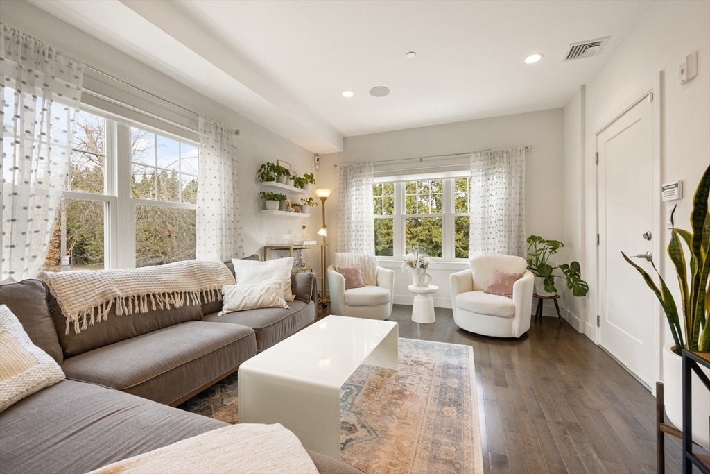 Property Photo:  361 Maverick St 2  MA 02128 