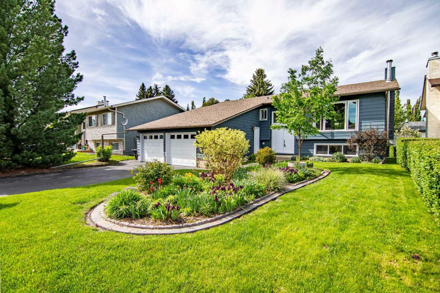Property Photo: 42 Westview Drive AB T4L 1R8