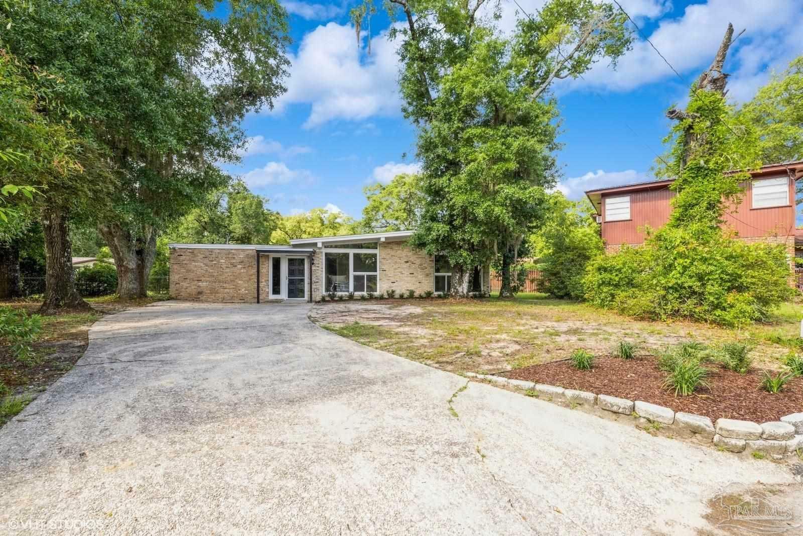 Property Photo: 6463 Barnes St FL 32570